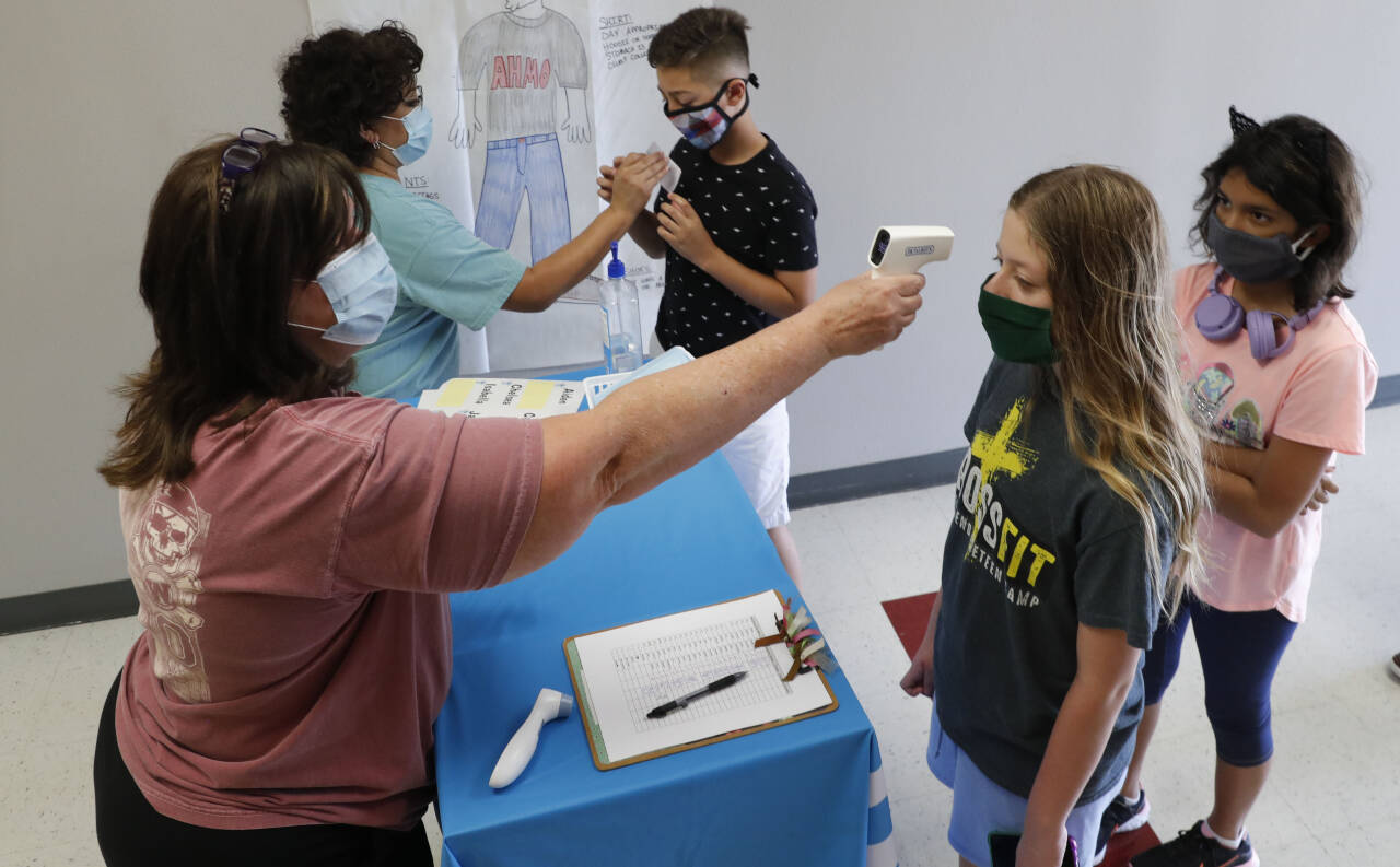 Ungdommer sjekkes for koronaviruset ved en sommerleir i Texas. Foto: LM Otero / AP / NTB scanpix