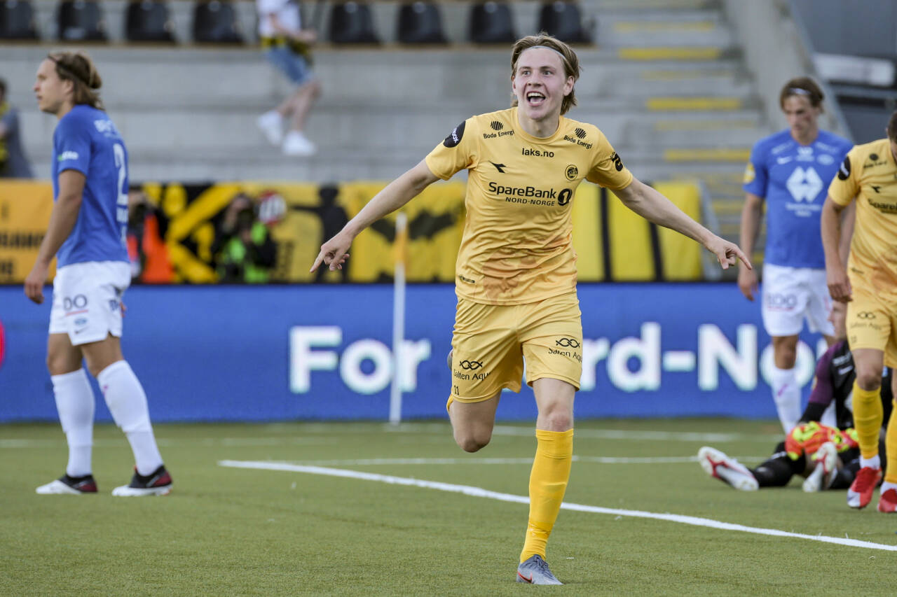 Jens Petter Hauge jubler etter scoring for Bodø/Glimt. Serielederne tar imot Viking i siste serierunde, som kan bli så sent som 20. desember. Foto: Mats Torbergsen / NTB scanpix