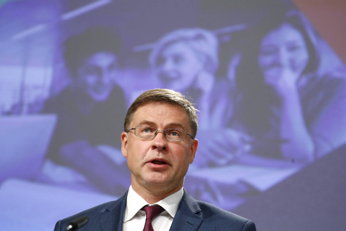 Visepresident Valdis Dombrovskis i EU-kommisjonen sier den økonomiske nedturen i kjølvannet av koronapandemien trolig blir større enn tidligere antatt. Foto: François Lenoir / AP / NTB scanpix