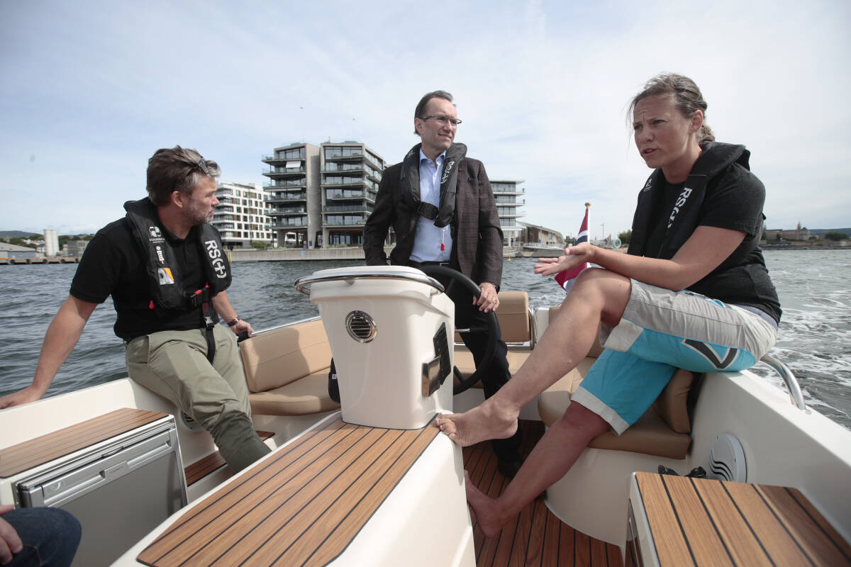 Espen Barth Eide (Ap) møter Elbåtforeningen. Her med daglig leder i Kruser AS Christer Ervik (t.v) og Styreleder i elbåtforeningen Birgit Liodden. Foto: Trond Reidar Teigen / NTB scanpix