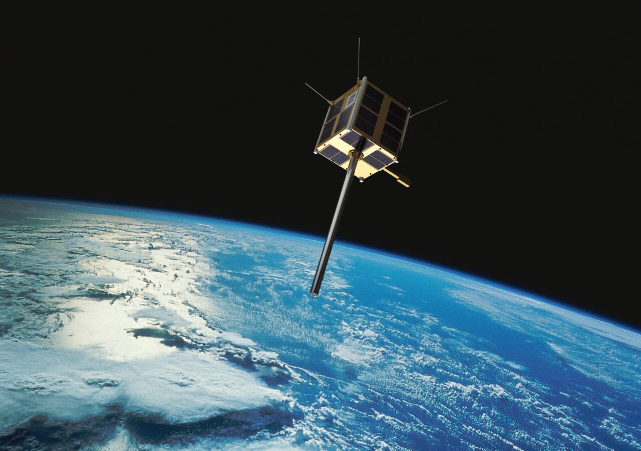 Norges første nasjonale satellitt, AISSat-1, var egentlig kun designet for å fungere i en periode på tre år. Når har den svevd rundt jordkloden over tre ganger så lenge. Foto: Grafikk Norsk Romsenter/FFI/NASA / NTB scanpix