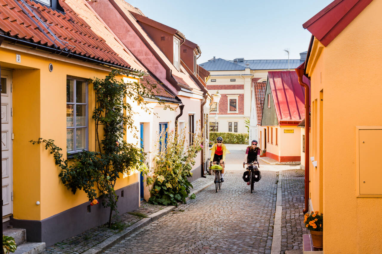 KRIM OG BINDEVERK: I Ystad kan du gå i poliskommissarie Kurt Wallanders fotspor - og oppleve originale bindeverkshus fra middelalderen. Foto: Apelöga / Region Skåne