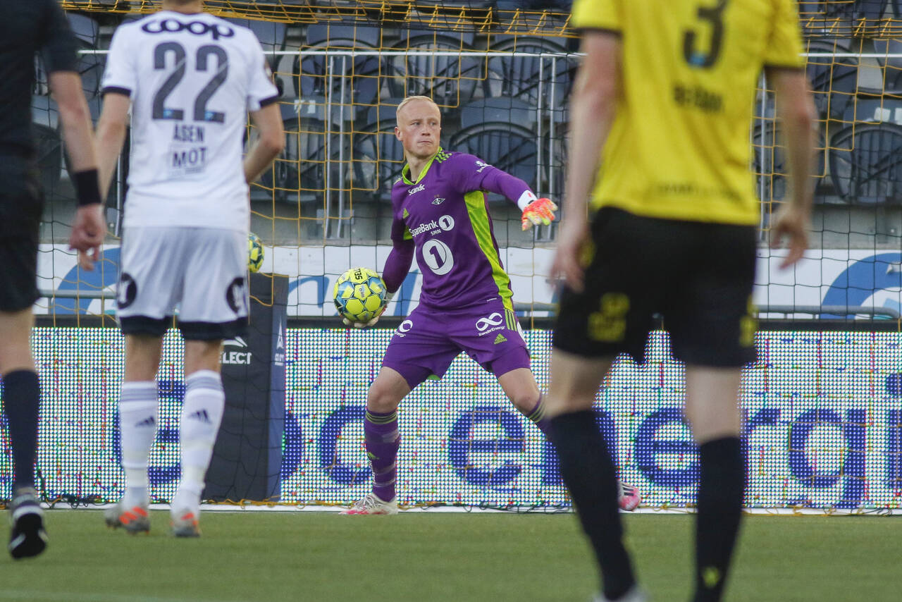 Rosenborgs keeper Julian Faye Lund hadde tidvis mye å henge fingrene i kampen mot Rosenborg torsdag. Foto: Tor Erik Schrøder / NTB scanpix