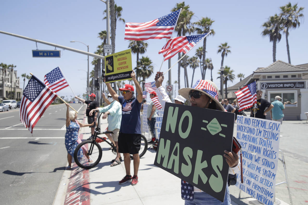 Demonstrasjon mot nye tiltak i California.Foto: AP / NTB scanpix