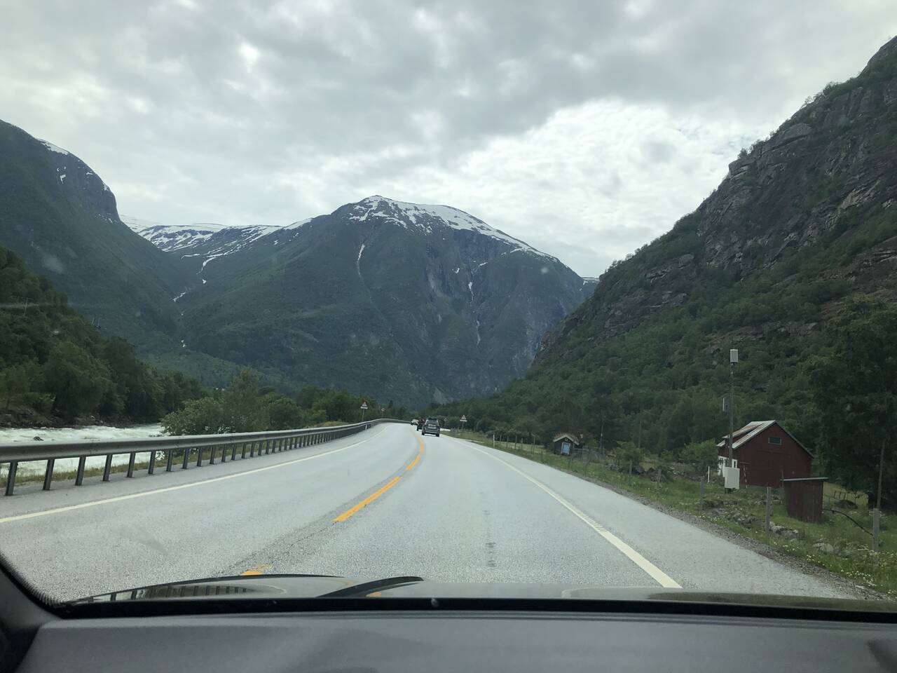 ALLE PÅ VEIEN: En ny undersøkelse viser at det blir en formidabel økning av norske bilturister på norske veier i år. Foto: Morten Abrahamsen / NTB