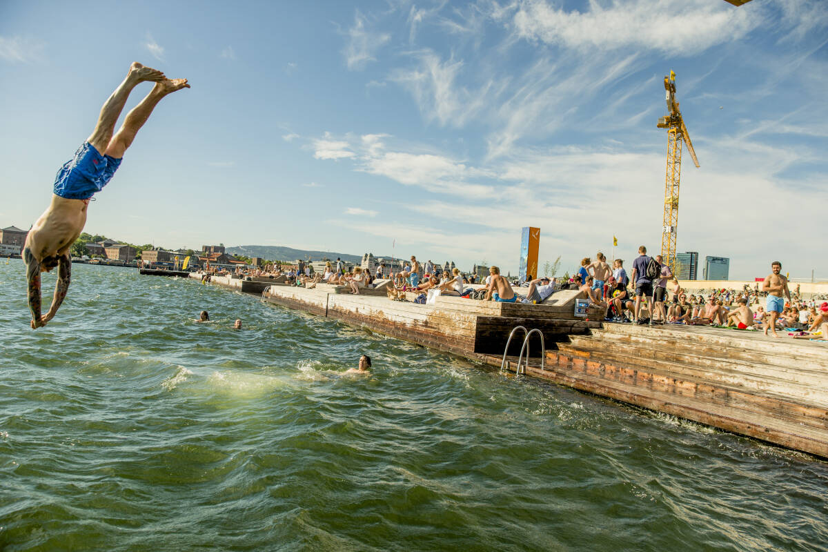 Folk nyter sol, sommer og bading på Sørenga i Oslo. Illustrasjonsfoto: Stian Lysberg Solum / NTB scanpix