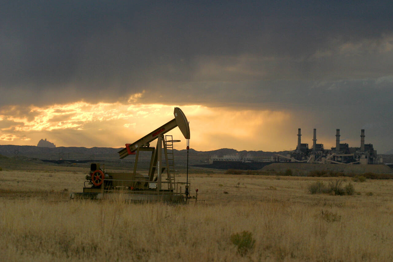 Oljeproduksjonen vil ta seg forsiktig opp i takt med økt forbruk og lettelser i koronatiltak i de fleste land, heter det i månedsrapporten fra IEA. Her fra et oljefelt i New Mexico. Illustrasjonsfoto: AP Photo/The Daily Times, Dave Watson / NTB scanpix