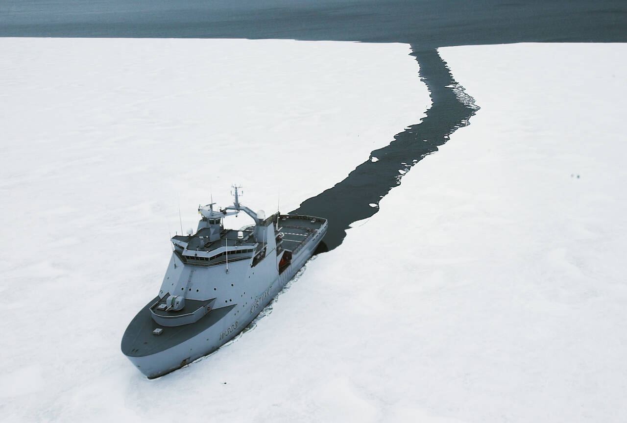 Slik ser det normalt ut når en isbryter kjører inn i isen. Avbildet er skipet KV Svalbard. Illustrasjonsfoto: Jan-Morten Bjørnbakk / NTB scanpix.