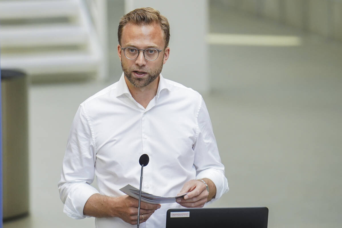 Kommunal- og moderniseringsminister Nikolai Astrup vil ha enklere saksbehandling for etablering av ladestasjoner. Foto: Fredrik Hagen / NTB scanpix