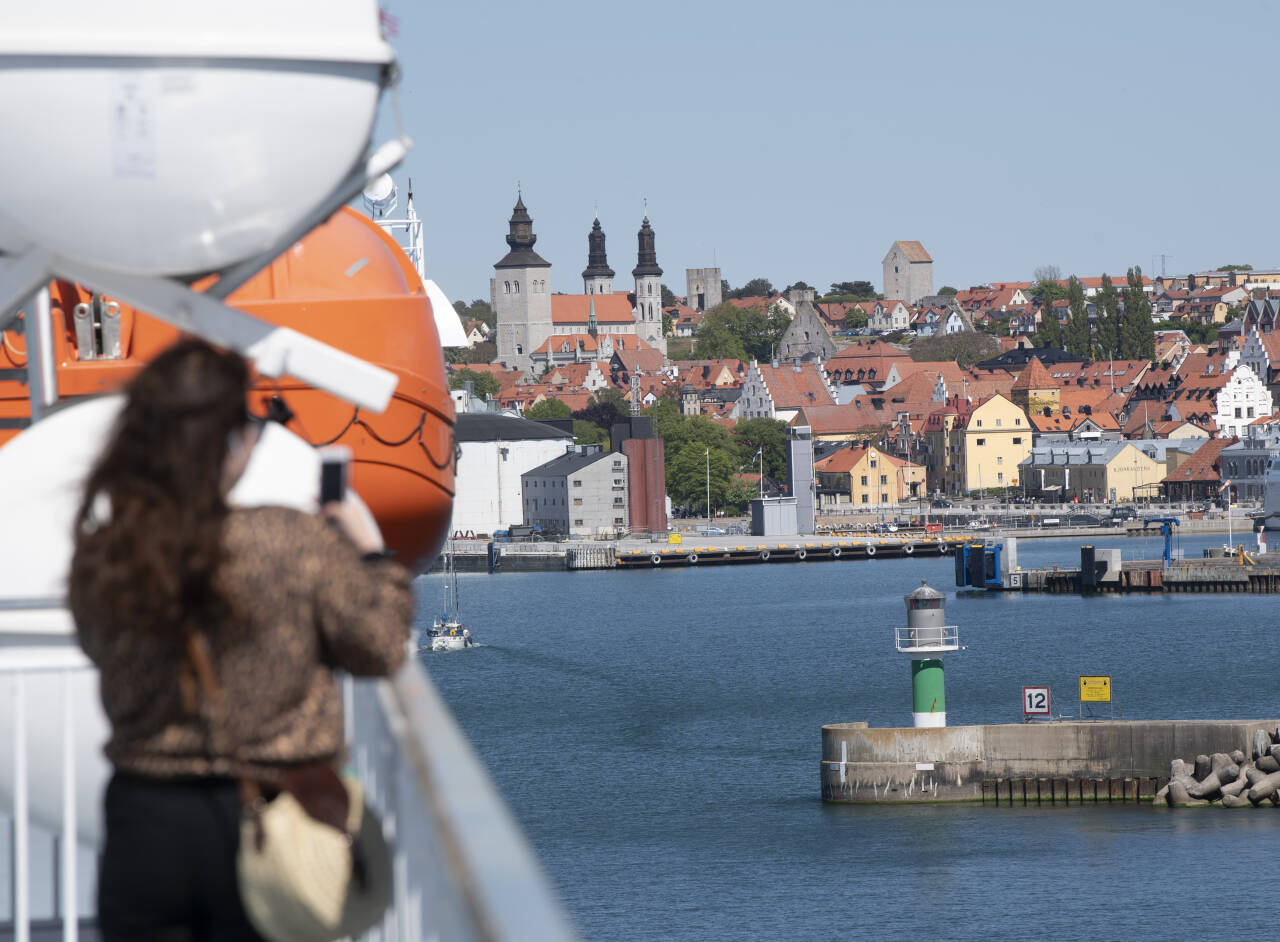 Gotland tar imot både reisehungrige nordmenn som vil besøke nabolandet i øst og andre turister. De skaper nå mer trengsel enn på flere år i Visbys gater, opplyser det lokale politiet. Illustrasjonsfoto: Fredrik Sandberg/ TT / NTB scanpix