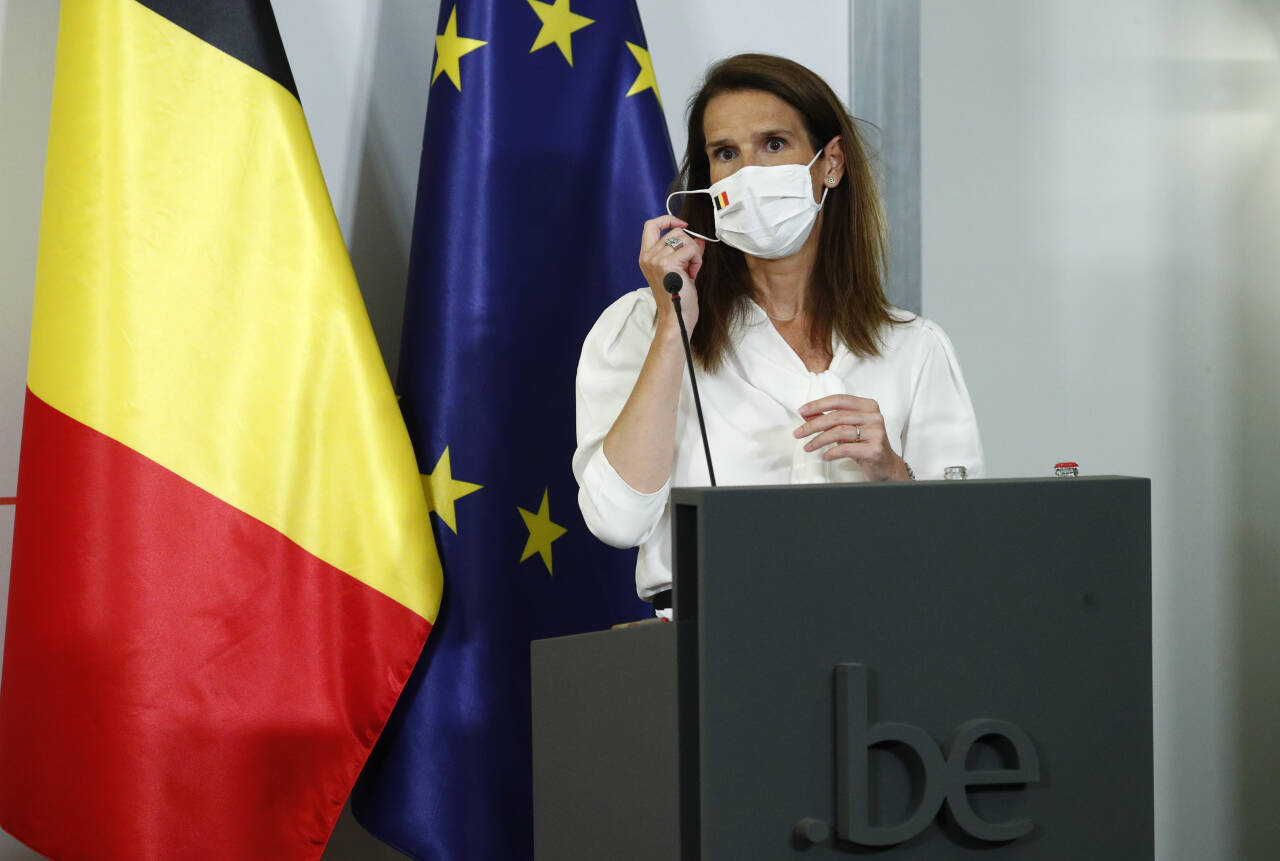 Belgias statsminister Sophie Wilmès kunngjør nye tiltak for å få stanset oppblomstringen av koronaviruset. Foto: AP / NTB scanpix