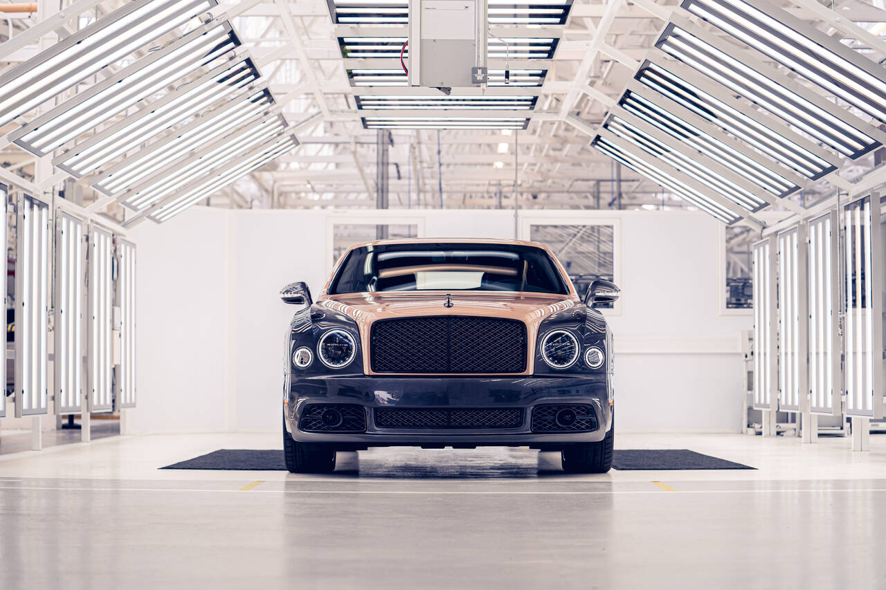 IKKE MASSEPRODUKSJON: Over de 11 årene Bentley Mulsanne var i produksjon skal 700 ansatte ha brukt nær tre millioner timer på å lage de drøyt 7300 eksemplarene som ble produsert. Foto: Produsenten