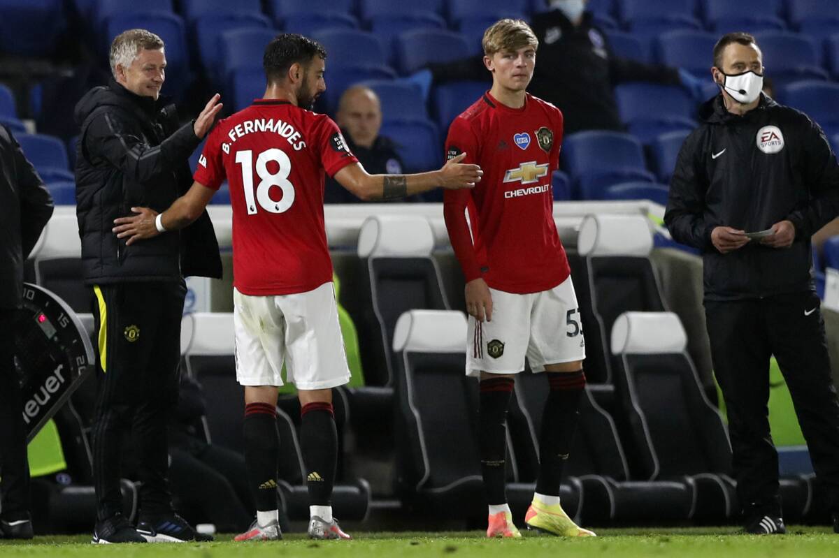 Ole Gunnar Solskjær med Bruno Fernandes og Brandon Williams under tirsdagens seier. Foto: Alastair Grant, Pool / AP / NTB scanpix.