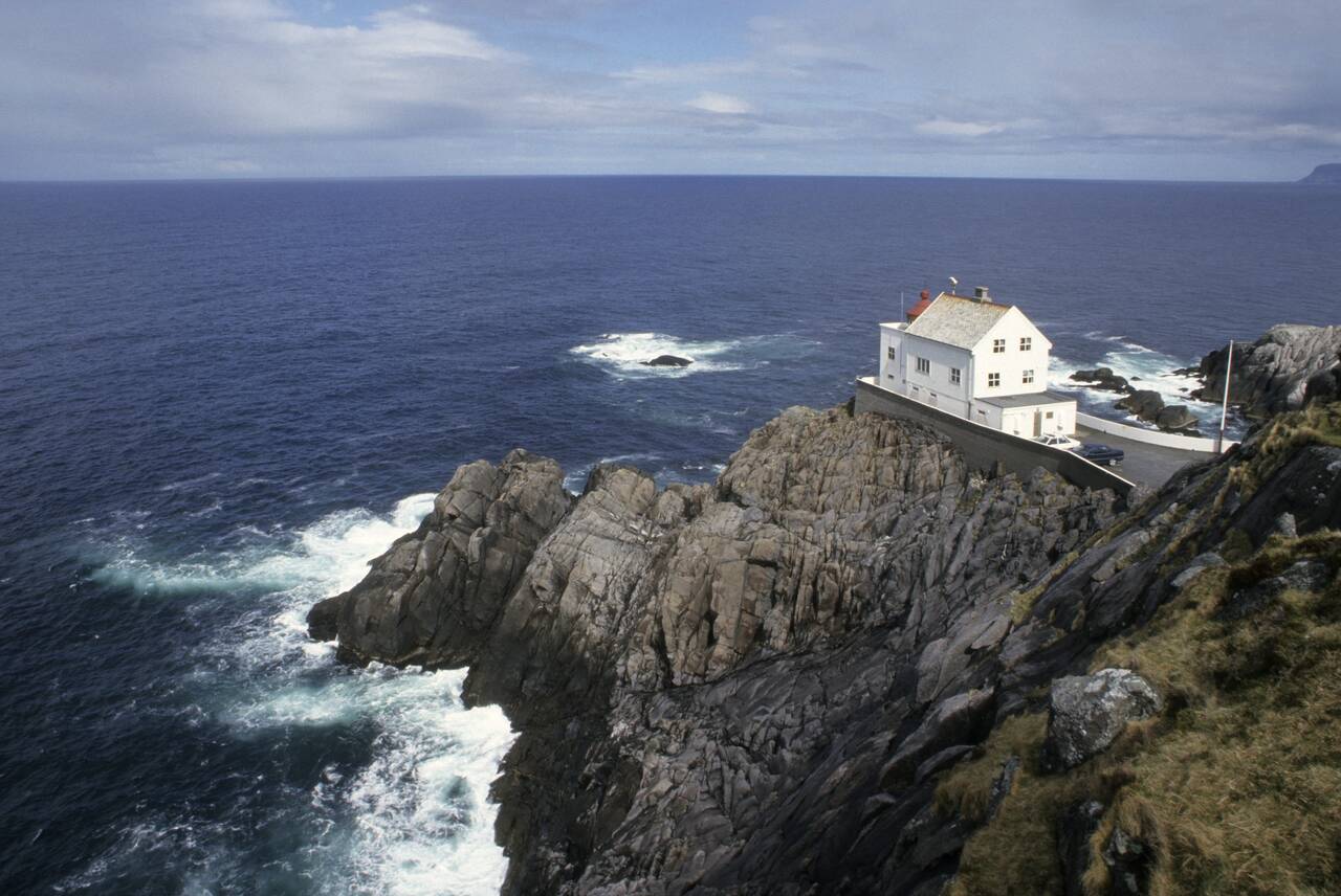 HELT PÅ KANTEN: Kråkenes fyr ligger ut mot det værharde Stadthavet, ytterst på Vågsøy i Sogn og Fjordane. Hytta har 15 sengeplasser og drives av Den Norske Turistforening.  FOTO: Helge Sunde/NTB scanpix