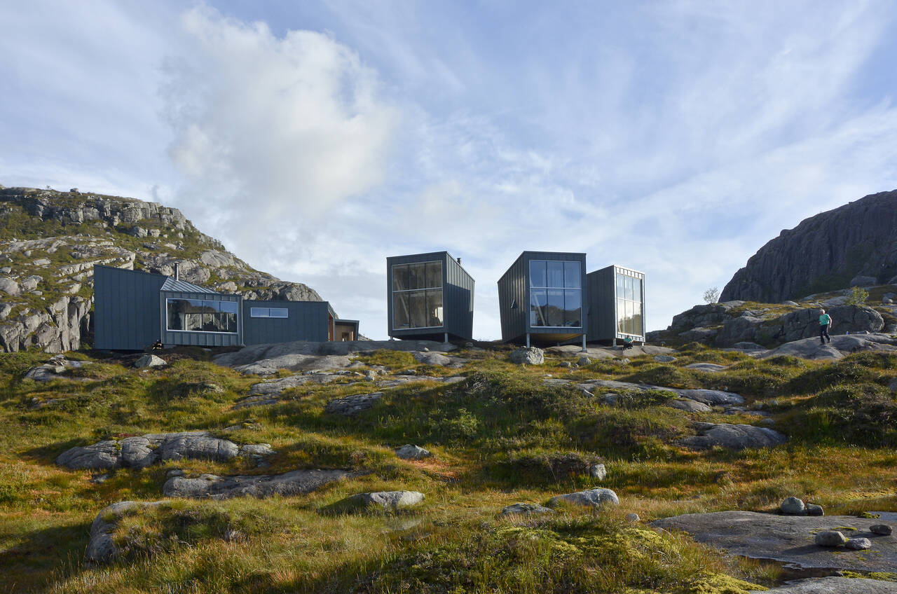 SKÅPET: Turistforeningshytta Skåpet består av små sovehytter med fem sengeplasser og nydelig utsikt. Foto: Odd Inge Worsøe / DNT