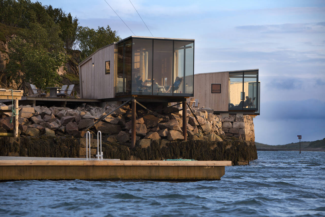 MANSHAUSEN: På Manshausen titter husene utover bryggekanten for å gi deg følelsen av å være nær naturen. Foto: Thomas T. Kleiven / Visit Norway