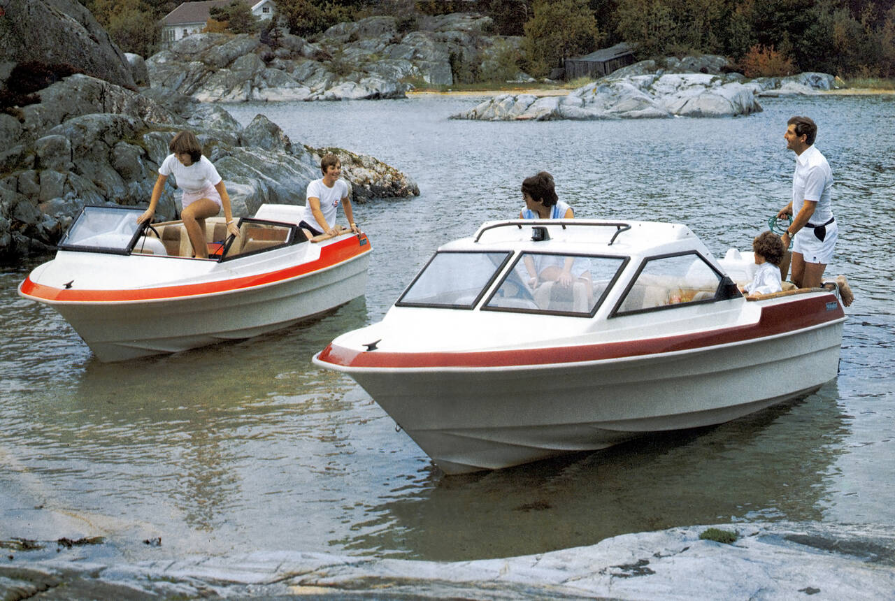 Skipsplast 490 VS og 490 HT ble lansert i 1982. Hardtop-versjonen ble en av de mest solgte modellene. Den ble produsert i nesten 20 år.  Roar Skibsrud helt til høyre på bildet. (Brosjyrebilde)
