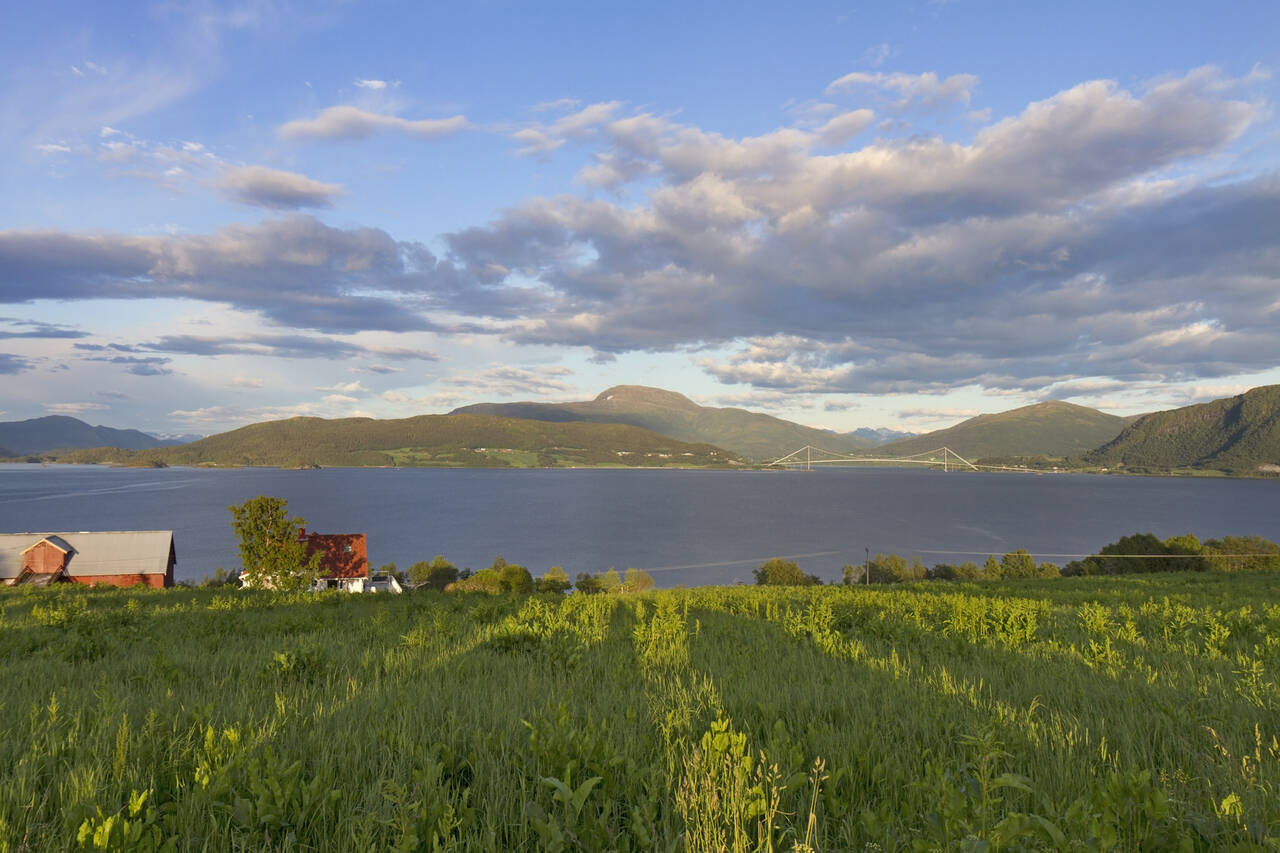 Kvernes kulturområde har en sjeldent fin beliggenhet med utsikt til fire fjorder og fjellheimen som bakteppe. Foto: Terje Holm