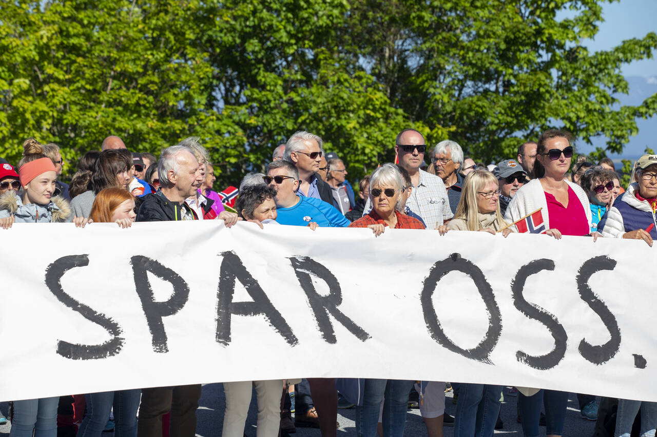 Fylkestinget i Møre og Romsdal krever nå at den planlagte utbygginga av vindkraftverket på Haramsøya i August utsettes. Bildet er fra protestmarkeringen ved Haramsøy skole mot det planlagte vindkraftverket. Foto: Svein Ove Ekornesvåg / NTB scanpix