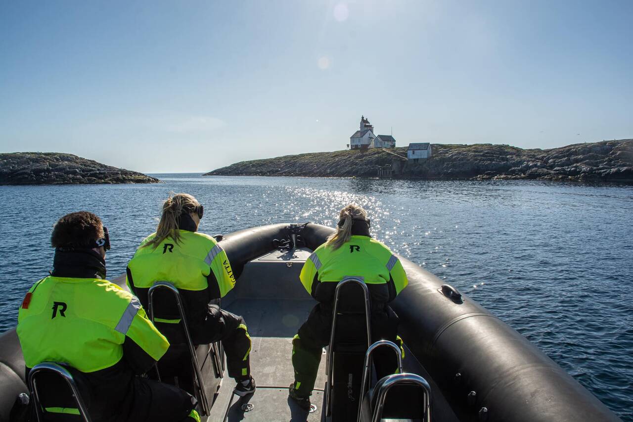 RIB'en M/S Tritillen på opplevelsestur i Smølaskjærgården. Båten kan ta inntil 12 passasjerer og er en del av aktivitetstilbudet fra Smøla Naturopplevelser for sommeren 2020. Foto: Holberg Shipping