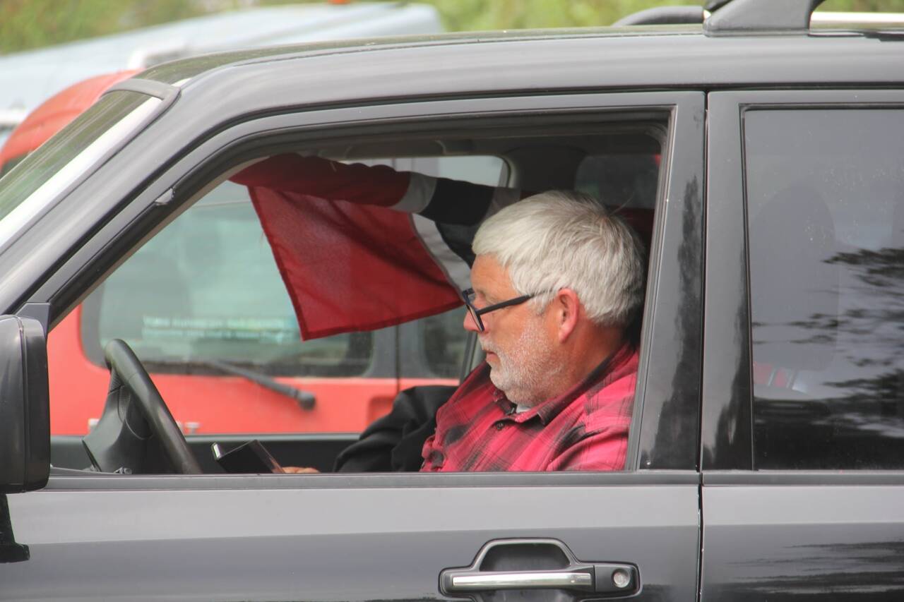 Hans Petter Thue i bilen som foreløpig stanser vindkraftutbyggingen på Haramsøya. Foto: Håkon Akselsen