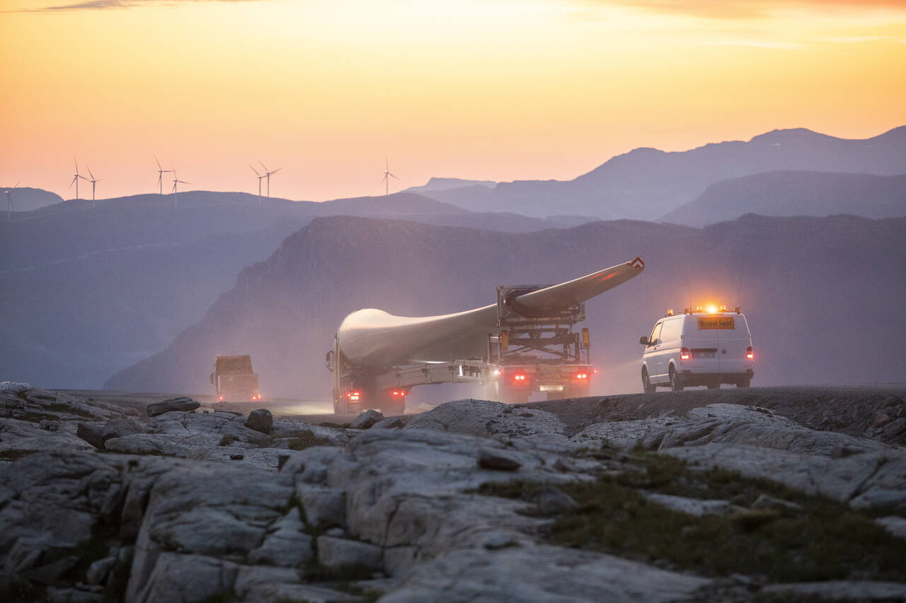 En 70 meter lang vinge på vei opp til Guleslettene vindpark like ved Florø på Vestlandet. Foto: Tore Meek / NTB scanpix