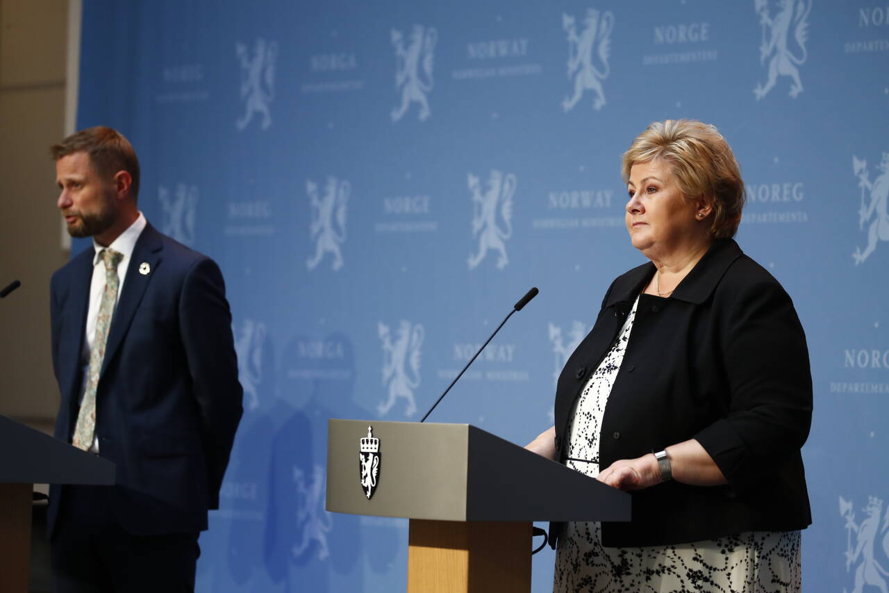 Statsminister Erna Solberg og helse- og omsorgsminister Bent Høie på pressekonferanse fredag om nye reiseråd i forbindelse med koronapandemien. Foto: Terje Pedersen / NTB scanpix