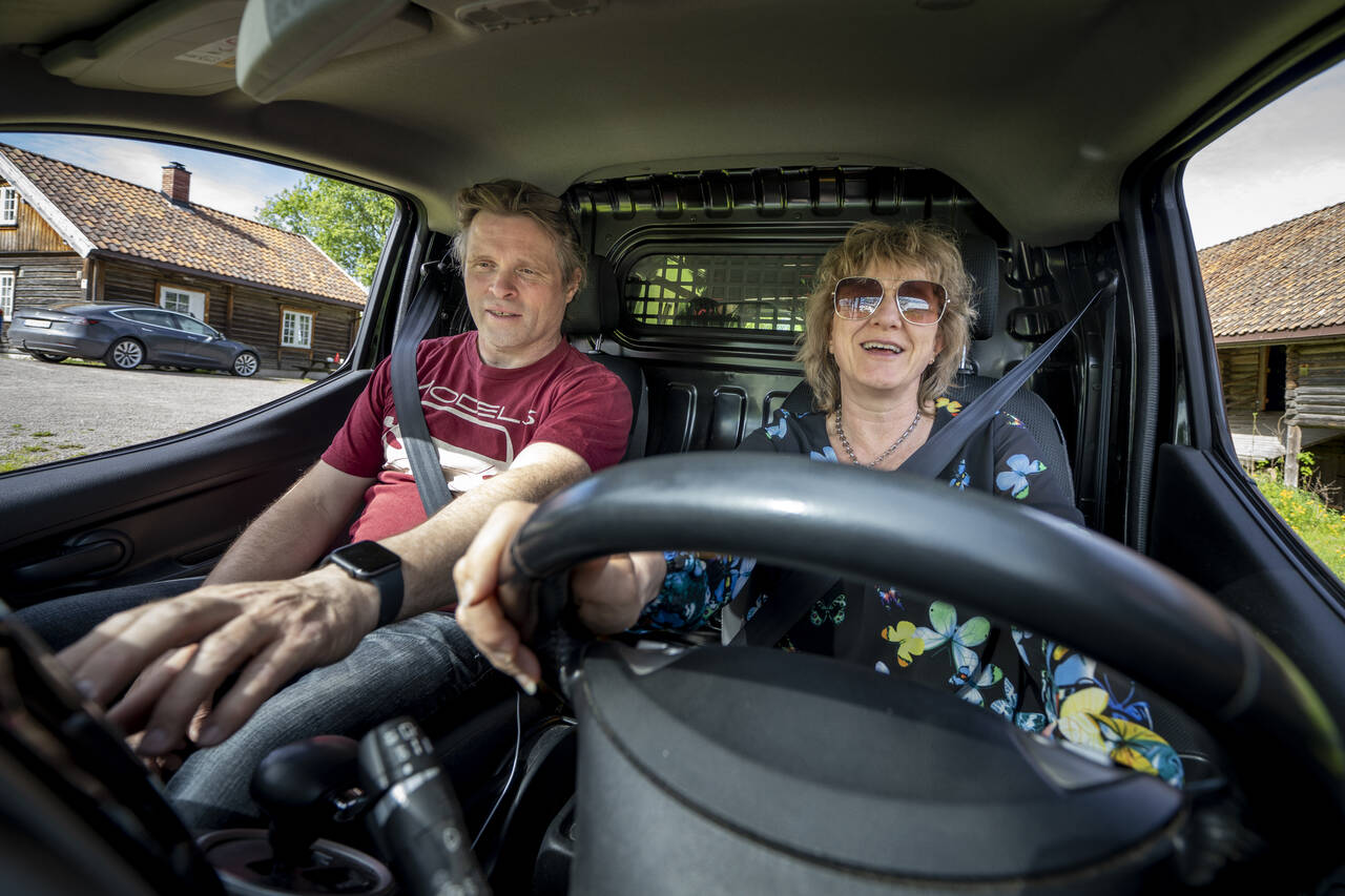 LADEPAUSER: Svein og Kristin Friborg kjørte 300 mil på 16 dager med en Nissan e-NV200 som har en rekkevidde på rundt 10 mil. Da ble det to til tre ladinger per dag. Foto: Heiko Junge / NTB scanpix