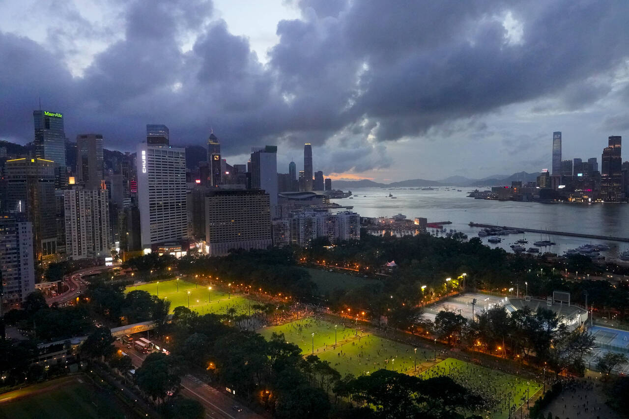 Hongkong havner igjen på toppen av lista over verdens dyreste byer å bo i. Foto: Vincent Yu / AP / NTB scanpix