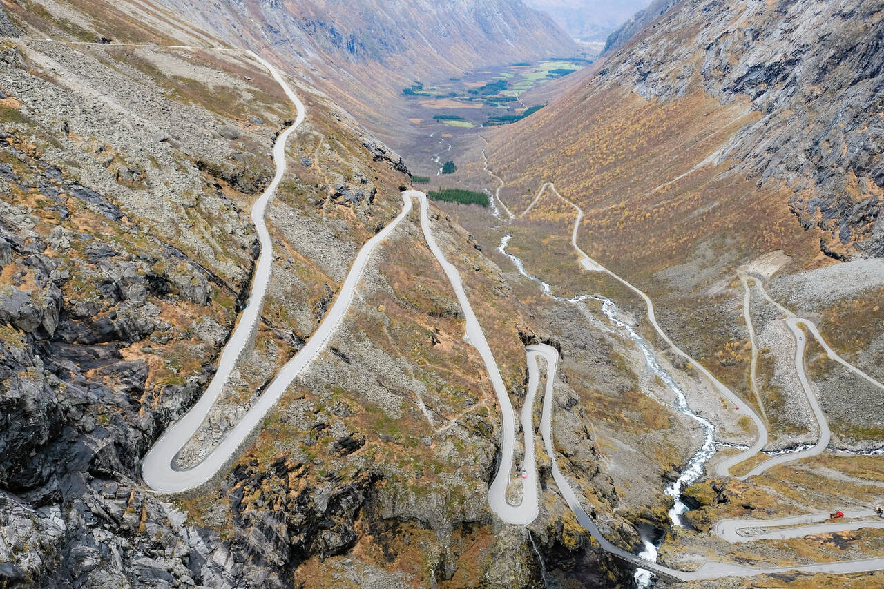 Trollstigen i Rauma kommune i Møre og Romsdal åpner igjen for ferdsel fra klokka 18, 12. juni. Foto: Fredrik Hagen / NTB scanpix