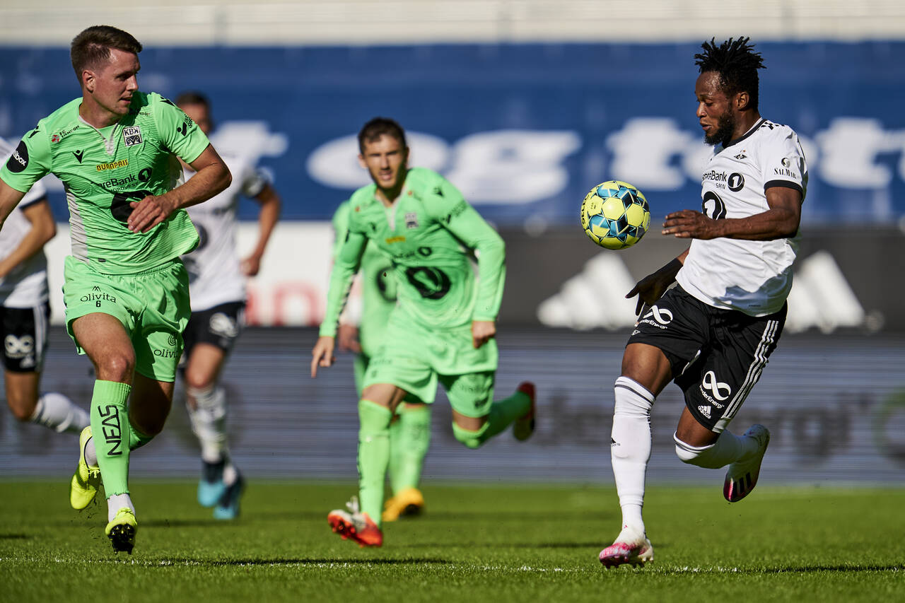 Kristiansunds Andreas Hopmark (tv) og Rosenborgs Samuel Adegbenro under eliteseriekampen i fotball mellom Rosenborg og Kristiansund på Lerkendal Stadion (0-0). Foto: Ole Martin Wold / NTB scanpix