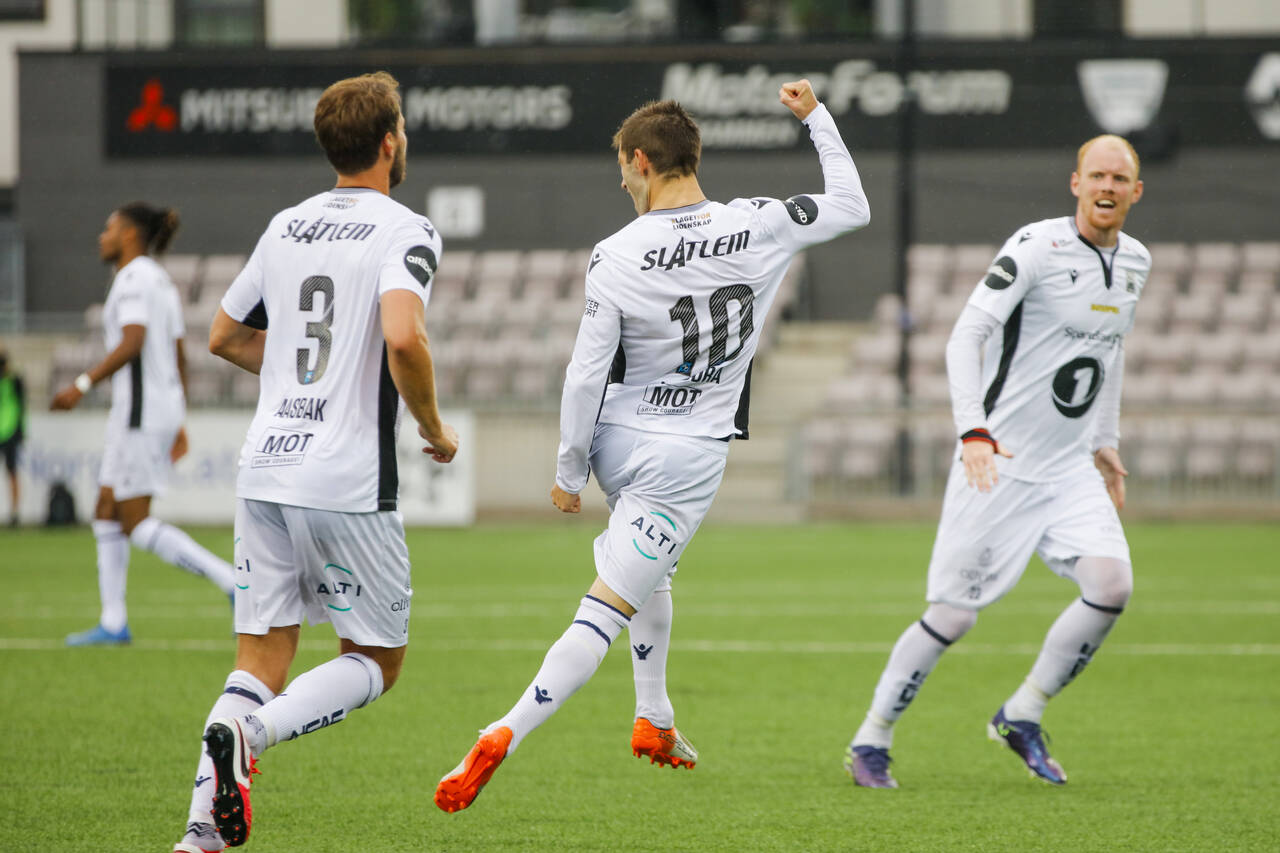 Kristiansunds Liridon Kalludra jubler etter 1–0-scoringen mot Mjøndalen. Foto: Geir Olsen / NTB scanpix
