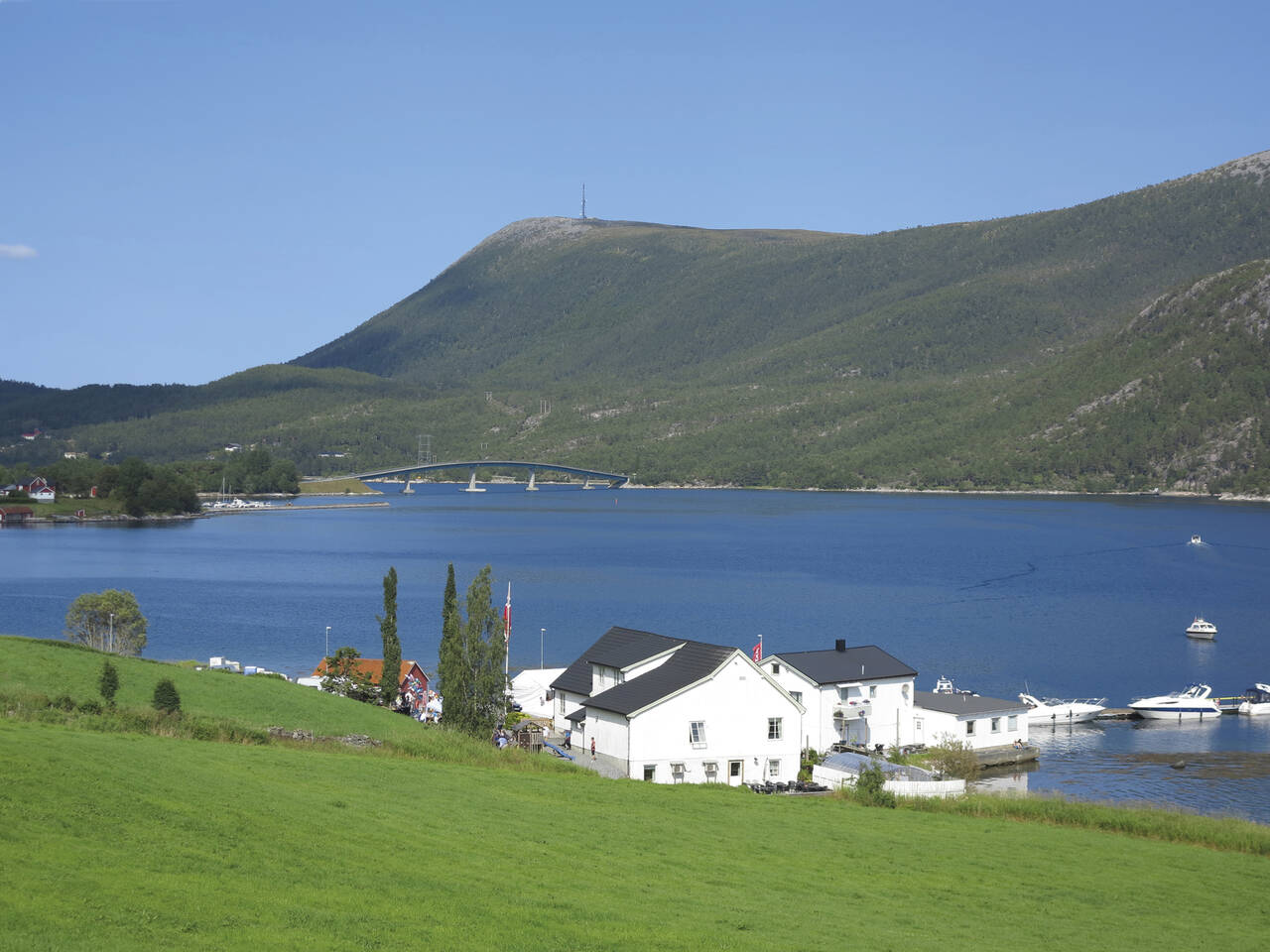 Vihals, et gammelt handelssentrum som ligger idyllisk ved Dromnessundet.  Foto: Terje Holm