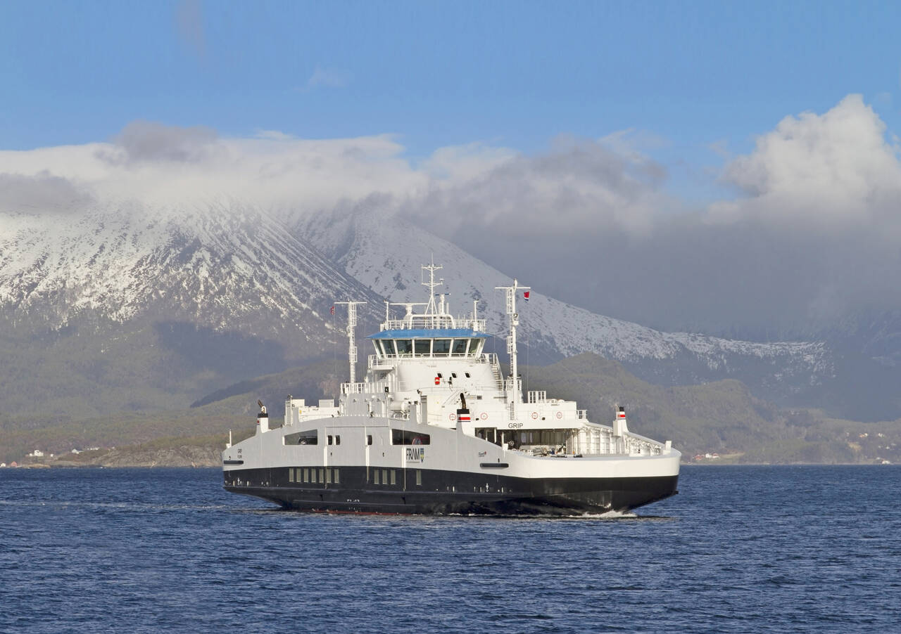 Ferjeturen over Talgsjøen er et fjordcruise i vakker Nordmørsnatur.  Foto: Terje Holm