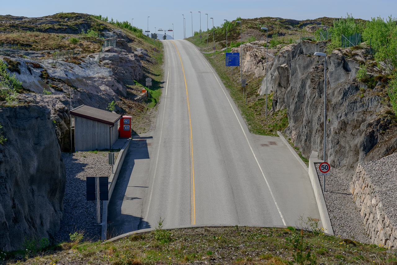 Her på toppen av bakken avvikles bomstasjonen og det blir gratis å passere senest 1. juli. Foto: Kurt Helge Røsand / KSU.NO
