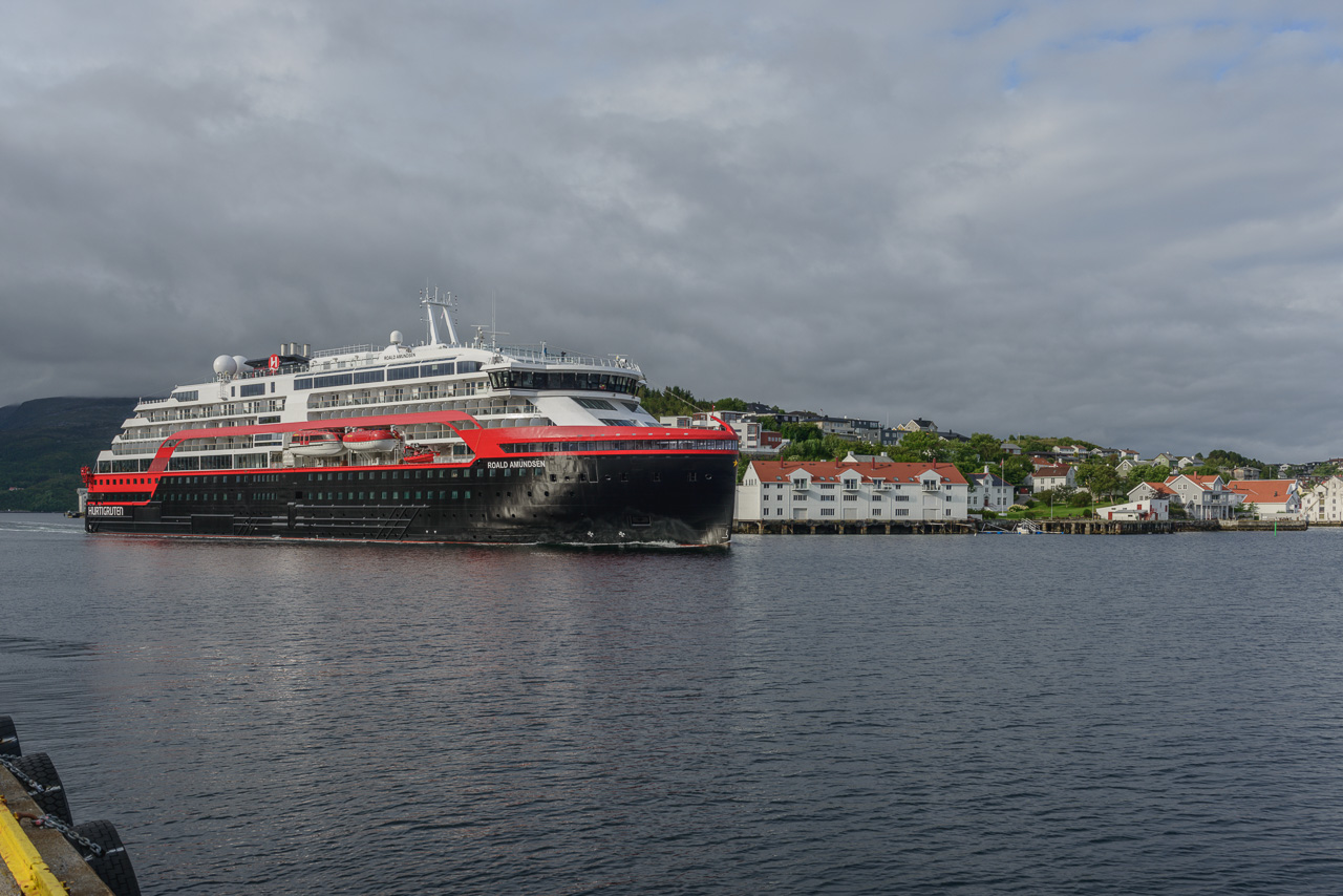 Hurtigruten har hentet tilbake rundt 400 permitterte ansatte for å gradvis trappe opp virksomheten etter koronautbruddet. Bildet er av selskapets nye ekspedisjonsskip MS Roald Amundsen i Marcussundet. Foto: Kurt Helge Røsand / KSU.NO