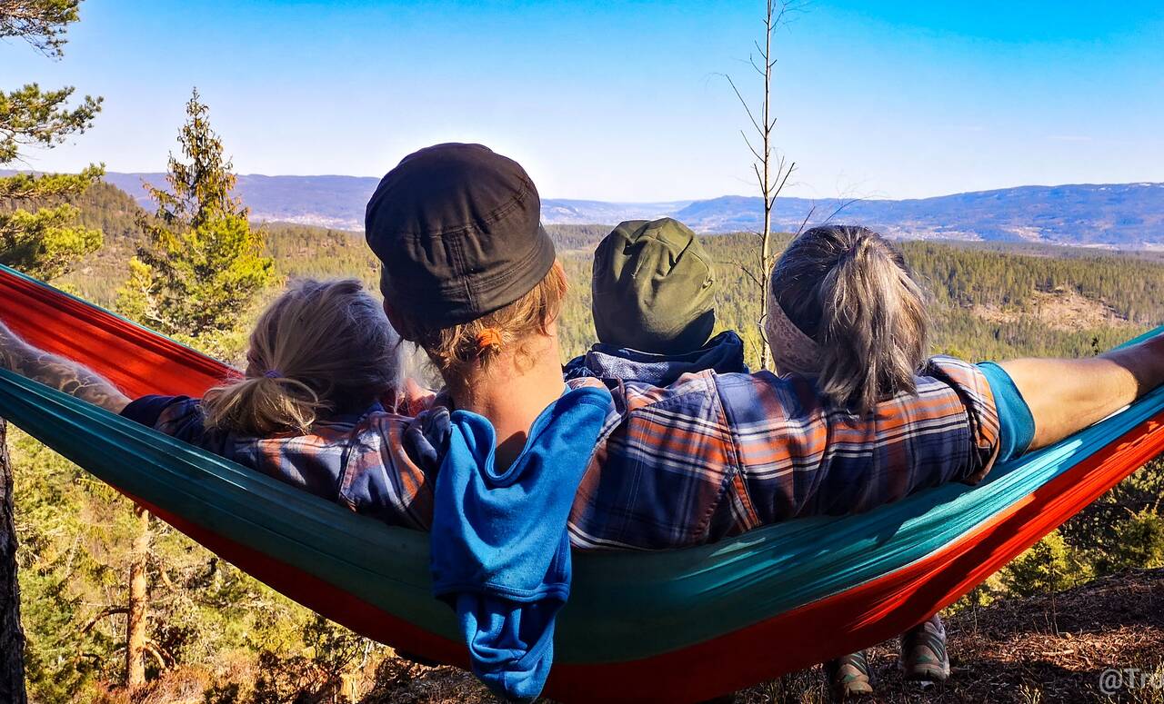 HENGEKØYE: – Hengekøye er et must på tur, mener Ingvar Trollerud (36). – Den tar liten plass og er et artig leketøy. Her slapper han av i køya med barna Amalie (13), Emil (3) og Josefine (8). Foto: Privat