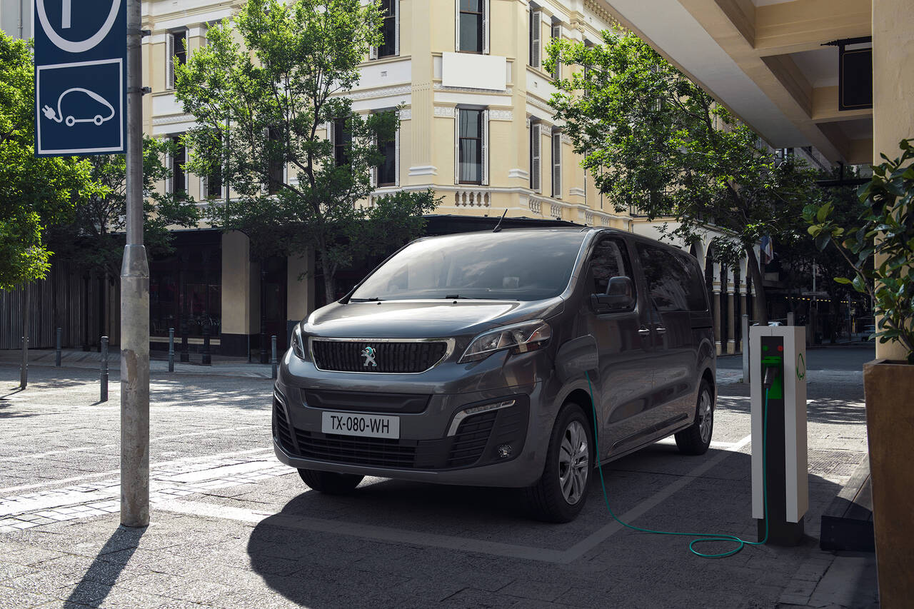 STOR ELBIL 2: Peugeot e-Traveller kan leveres med ni seter og blir en konkurrent til Mercedes-Benz EQV. Foto: Produsenten