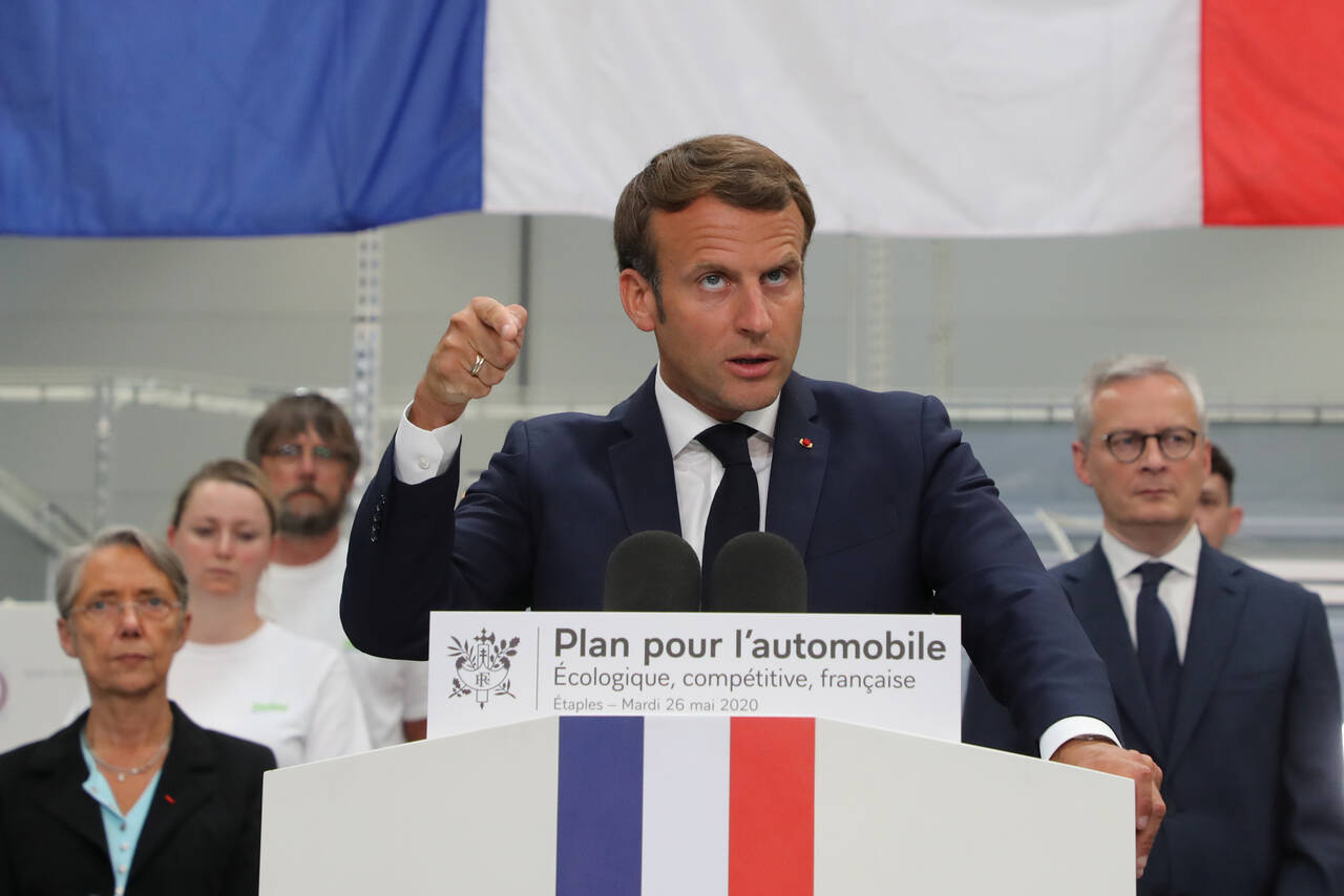 TILTAK: Frankrikes president Emmanuel Macron støtter landets bilindustri med nærmere 100 milliarder kroner. Foto: Ludovic Marin / Reuters