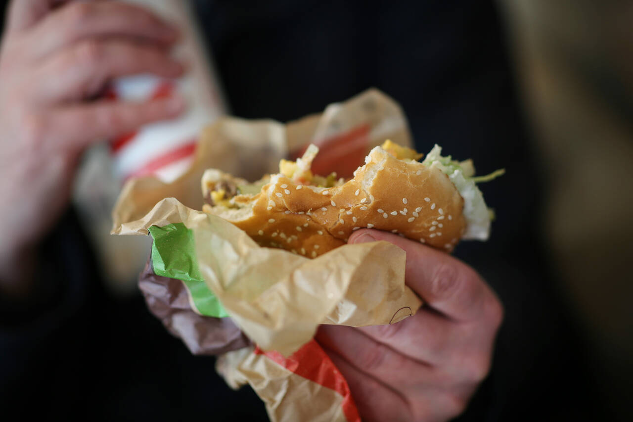 BURGER: Målet er at halvparten av kundene på Shell-stasjonene skal velge vegetarburger innen utgangen av året. Foto: Ørn E. Borgen / NTB scanpix