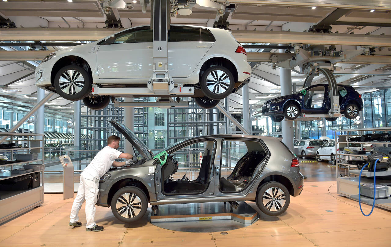 IKKE SLUTT: Volkswagen fortsetter å selge e-Golf i en periode etter at ID. 3 er på markedet. Foto: Matthias Rietschel / Reuters
