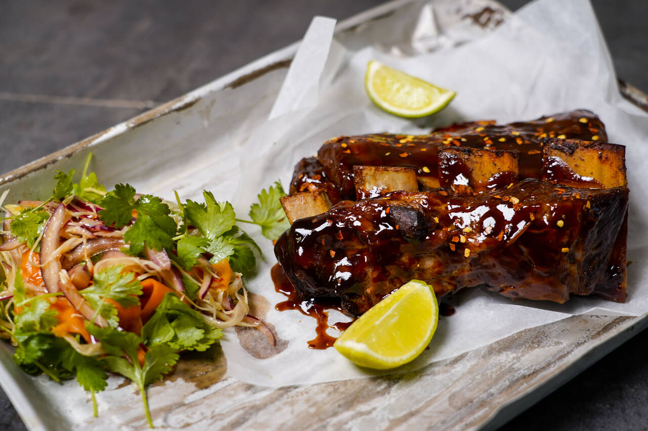 FRISK VERSJON: Syrlig råkostsalat kompletterer grillmåltidet. Foto: Lise Åserud / NTB scanpix