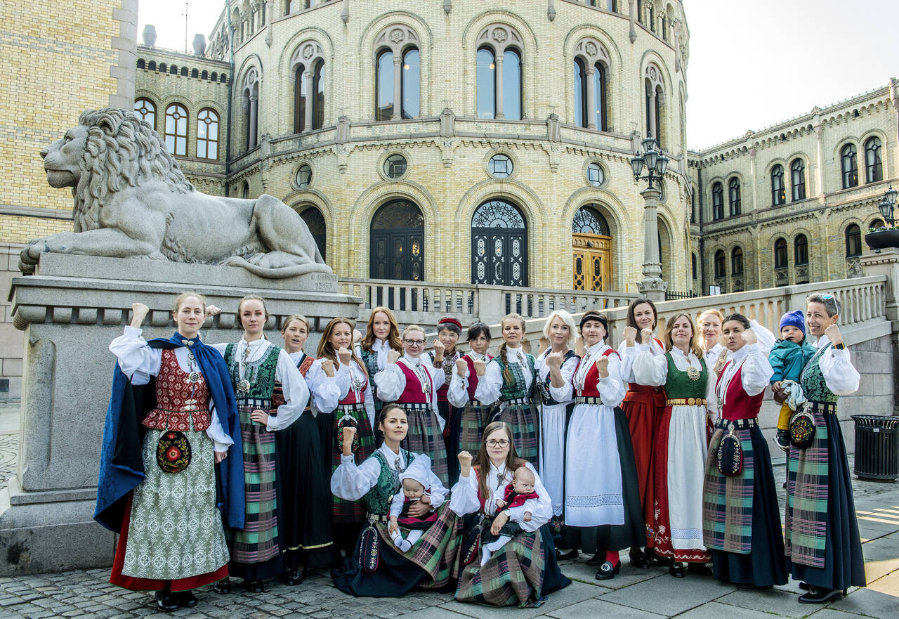 Anja Cecilie Solvik og Bunadsgeriljaen foran Stortinget. Foto: Per Heimly