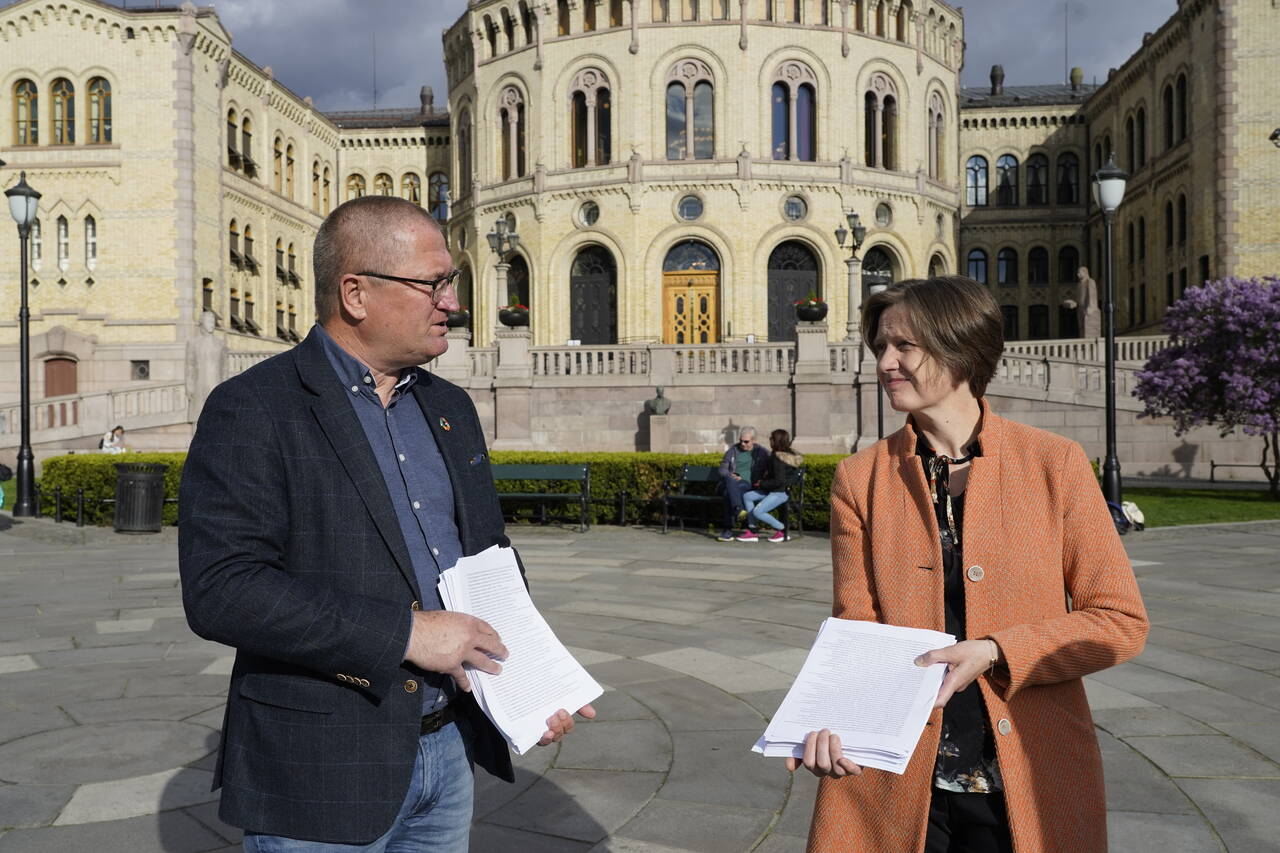 KrFs helsepolitisk talsperson Geir Jørgen Bekkevold og Kjersti Toppe (Sp) tar imot 42 000 underskrifter fra organisasjonen Menneskeverd som de har samlet inn i forbindelse med endringer av bioteknologiloven. Foto: Heiko Junge / NTB scanpix