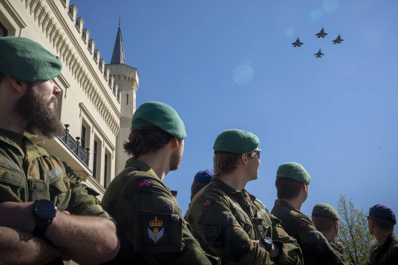 I fjor ble frigjørings- og veterandagen markert på tradisjonelt vis (bildet), i år blir det en langt mer moderat feiring på grunn av smittevernsrestriksjonene. Flyene kommer, men ellers blir det en svært nedskalert feiring. Foto: Heiko Junge / NTB scanpix