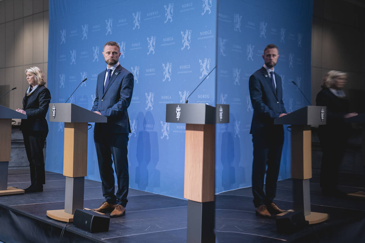 Helse- og omsorgsminister Bent Høie sier at vi sammen har senket skuldrene litt og litt. I bakgrunnen står justis- og beredskapsminister Monica Mæland under regjeringens pressekonferanse om koronaviruset i marmorhallen i Oslo mandag. Foto: Stian Lysberg Solum / NTB scanpix.