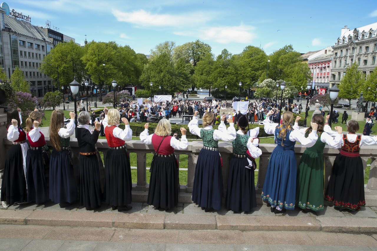 Motstanden mot nedlegging og flytting av fødetilbud rundt om i landet har skapt stort engasjement. Bildet er fra Bunadsgeriljaens aksjon foran Stortinget i mai i fjor. Arkivfoto: Vidar Ruud / NTB scanpix