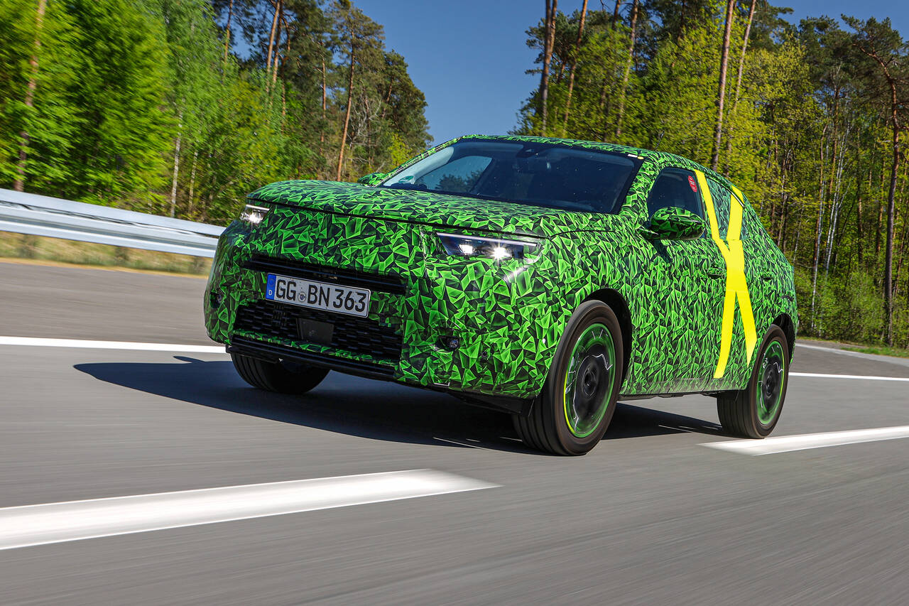 NESTE ÅR: I første kvartal av 2021 kommer elbilen Opel Mokka-e på det norske markedet. Nå pågår de siste testene av bilen før den skal settes i produksjon. Foto: Produsenten