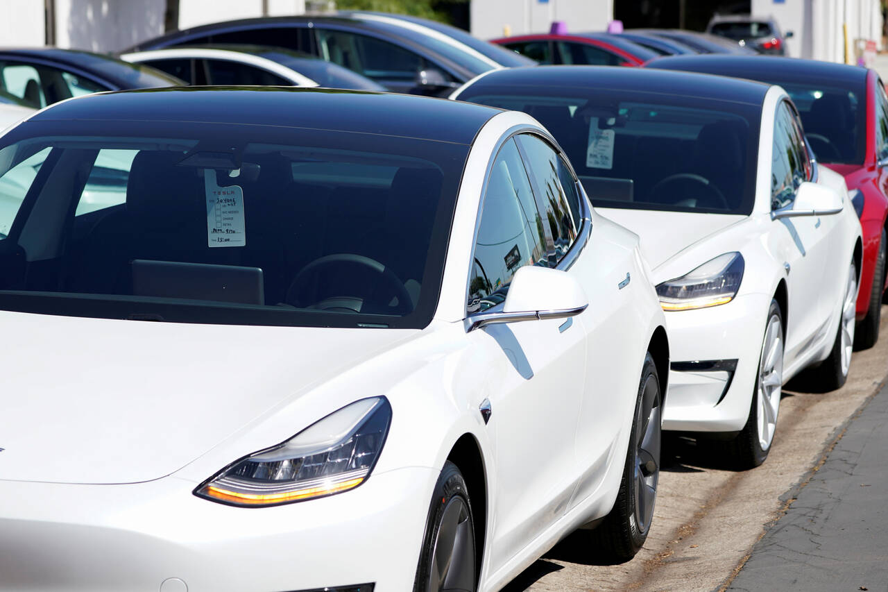 BESTSELGER: Det britiske bilmarkedet har stoppet nesten fullstendig opp. Det var Tesla Model 3 som hadde flest leveringer i april, med et antall som ikke ville gitt den førsteplassen i Norge engang. Foto: Mike Blake / Reuters