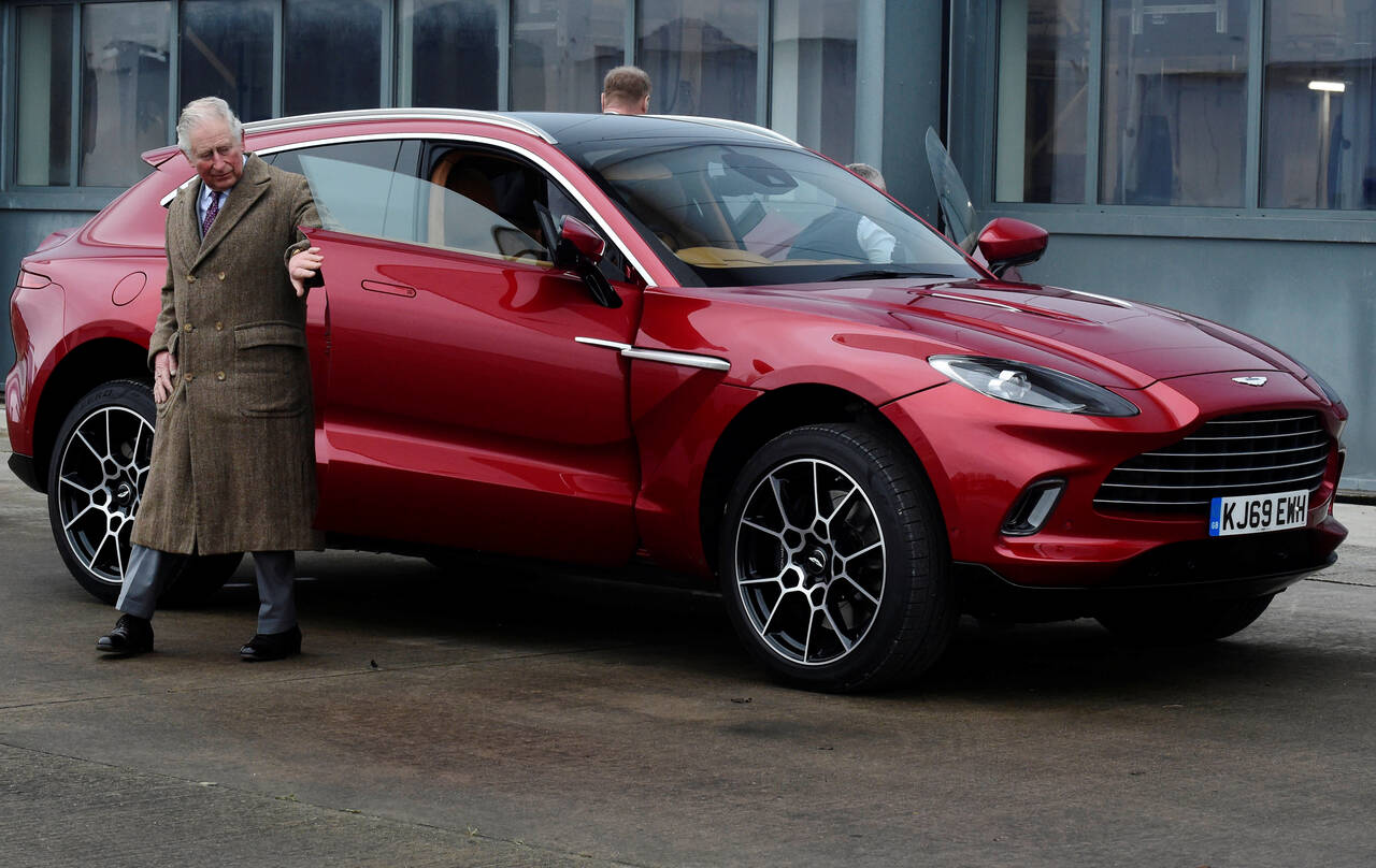 TØFF START: Aston Martin har svake salgstall så langt i år, men de har troen på at DBX-modellen kan snu trenden. Her besøker Prins Charles fabrikken i februar. Foto: Rebecca Naden / Reuters